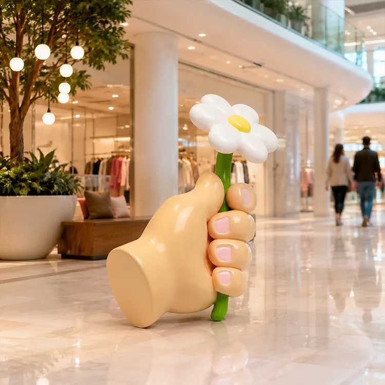 Hand met bloemsculptuur